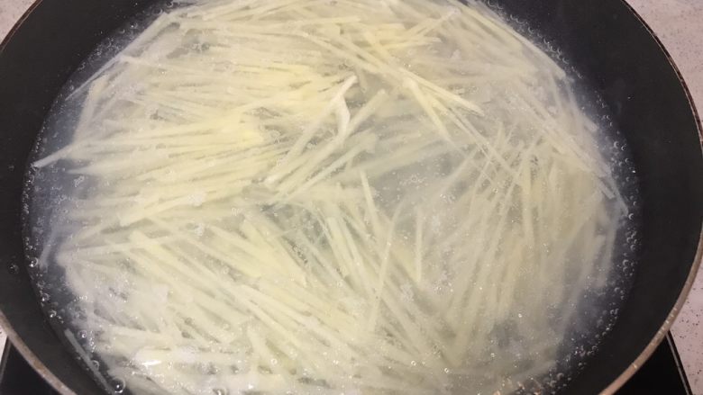 凉拌酸辣土豆丝,水开，倒入土豆丝煮熟
