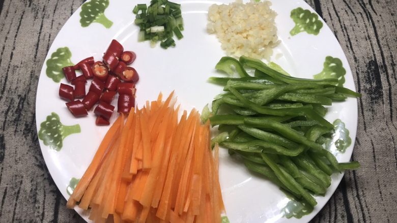 凉拌酸辣土豆丝,<a style='color:red;display:inline-block;' href='/shicai/ 25'>胡萝卜</a>切丝，<a style='color:red;display:inline-block;' href='/shicai/ 82'>小米椒</a>切段，葱花，<a style='color:red;display:inline-block;' href='/shicai/ 9145'>蒜泥</a>，<a style='color:red;display:inline-block;' href='/shicai/ 89308'>青椒丝</a>