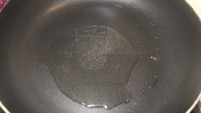 凉拌酸辣土豆丝,锅里倒入适量食用油烧热