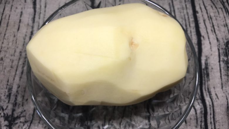 凉拌酸辣土豆丝,刨皮洗净的中等<a style='color:red;display:inline-block;' href='/shicai/ 23'>土豆</a>一个