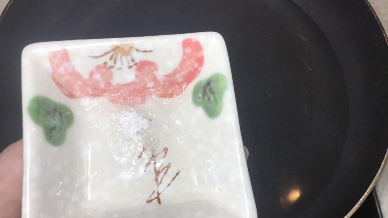 凉拌酸辣土豆丝,倒入少量的食用油和细盐，保持土豆丝的脆。