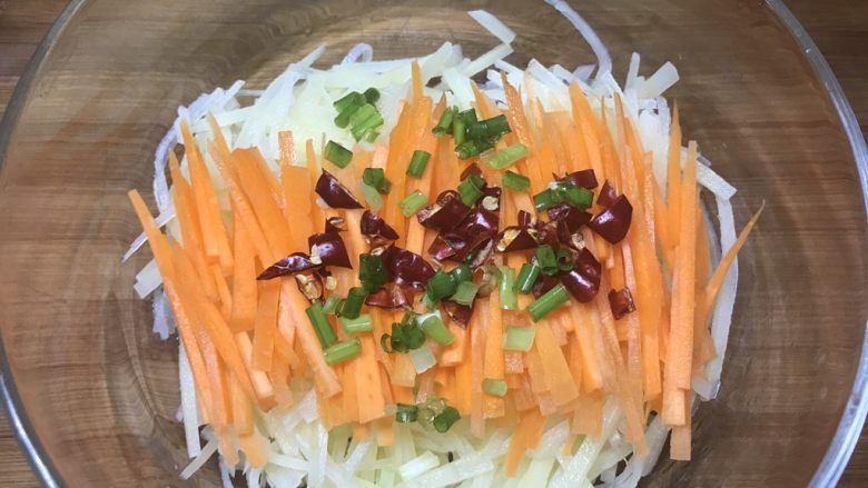 凉拌酸辣土豆丝,撒上葱花