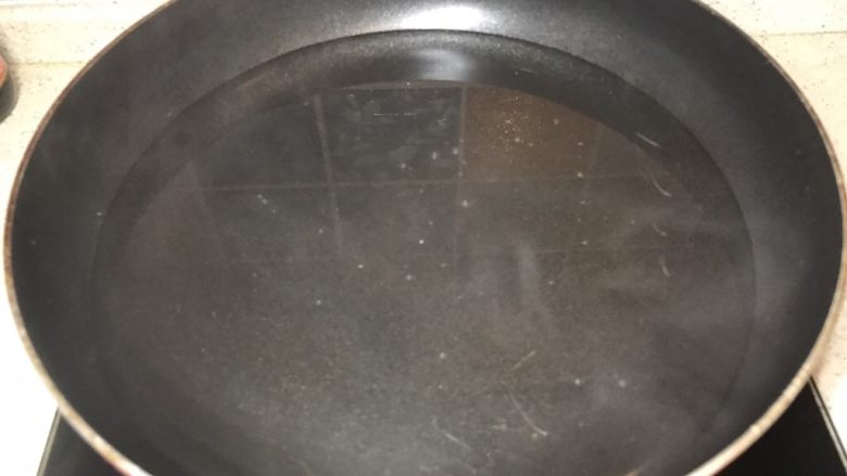 凉拌酸辣土豆丝,锅里倒入适量的热水