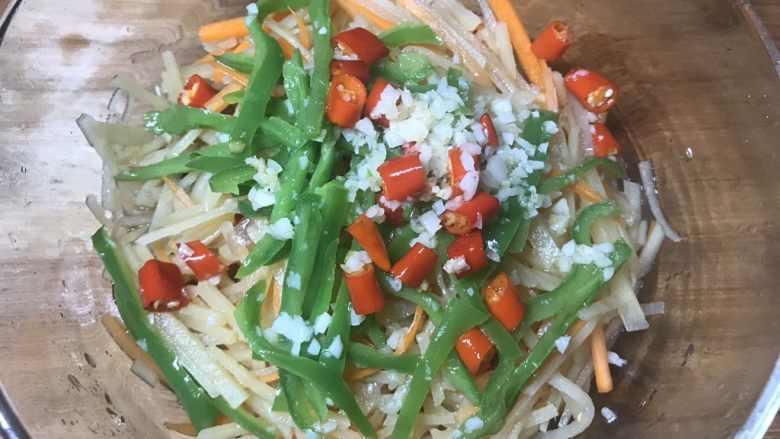 凉拌酸辣土豆丝,趁热把油浇在拌匀好的土豆丝上