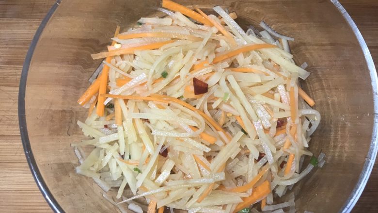 凉拌酸辣土豆丝,把调料搅拌均匀