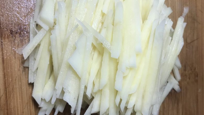 凉拌酸辣土豆丝,再把土豆片切成丝