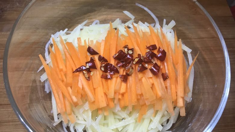 凉拌酸辣土豆丝,放上干辣椒末