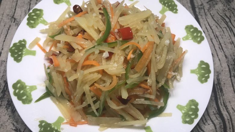 凉拌酸辣土豆丝,搅拌均匀，即可装盘。