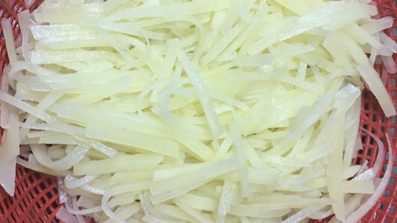 凉拌酸辣土豆丝,把土豆丝过凉水沥干