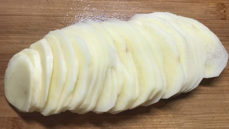 凉拌酸辣土豆丝,把土豆先切成薄片