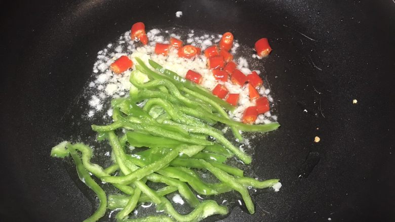 凉拌酸辣土豆丝,倒入青椒丝，蒜泥，小米椒段爆香