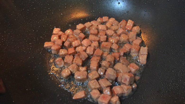 超满足便当(15),翻炒至表面变色