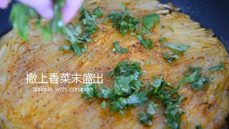 大厨终于拿出绝招,麻香土豆饼,煎至两面金黄撒上香菜末盛出