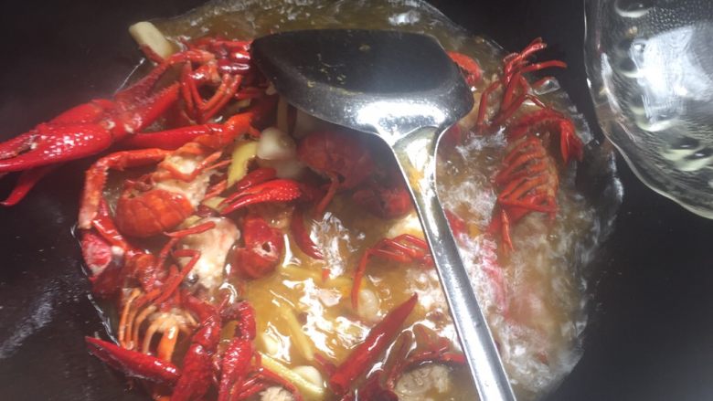 红烧小龙虾,虾黄洗好加温水倒入锅中