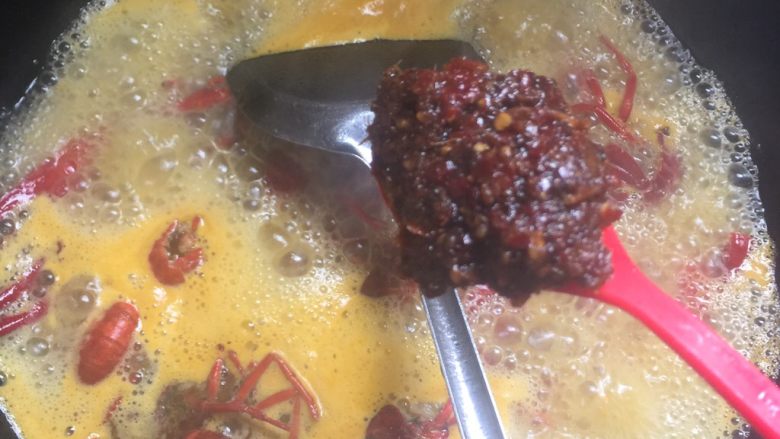 红烧小龙虾,再加入龙虾料一小勺