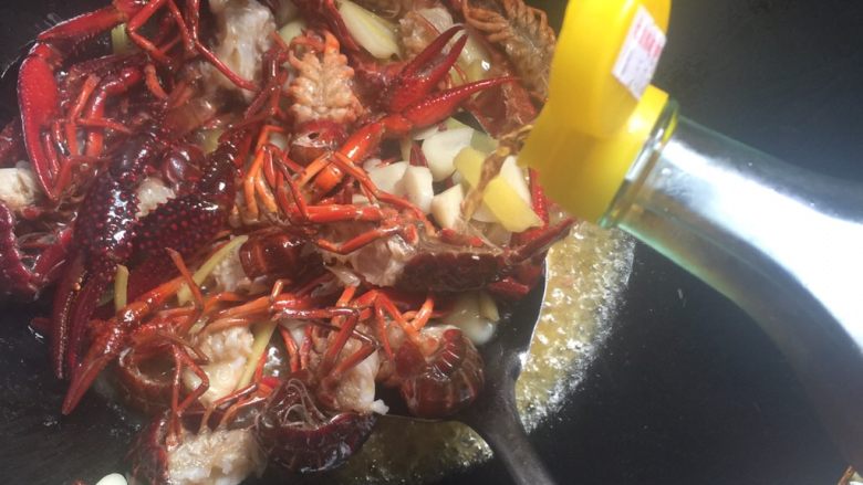 红烧小龙虾,加入<a style='color:red;display:inline-block;' href='/shicai/ 718'>料酒</a>翻炒