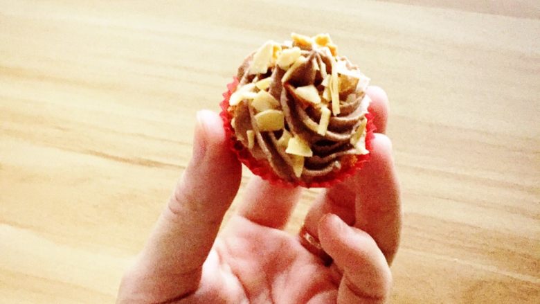 花样纸杯蛋糕
cupcake磅蛋糕版,磅蛋糕相对海绵蛋糕并没有特别细腻,所以不适合做成图中的minicupcake,还是做成常规大版吧