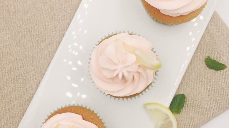 花样纸杯蛋糕
cupcake磅蛋糕版,烤好的蛋糕晾凉后即可装饰。取出冷藏的奶油,加入奶油分量5%-10%左右的糖打发。可做成多种口味,图示草莓口味,奶油中加入适量草莓果酱打发即可