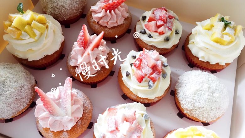 花样纸杯蛋糕
cupcake磅蛋糕版,大胆发挥你的想象做成各种喜欢的口味和造型吧。做好的纸杯蛋糕,表面筛一层糖粉,看起来会更有食欲
