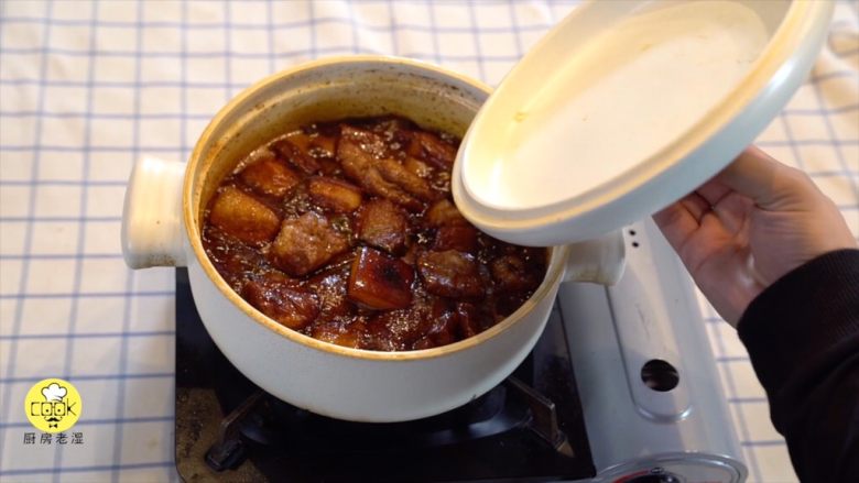 东坡肉的简易做法,小火炖一小时,忍不住偷吃一口,美滋滋