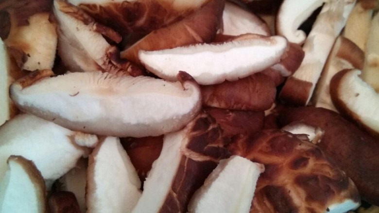 辣椒香菇蒜爆火腿,<a style='color:red;display:inline-block;' href='/shicai/ 230'>香菇</a>清洗干净，切片👇