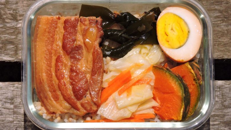 家常爌肉便当,锅内下些许油,红萝卜稍微拌炒,
加入高丽菜,些许盐巴拌匀后,
盖上锅盖,闷煮3~5分钟,开锅盖,
完成。
--
南瓜进电锅蒸熟,最后将所以食材
装进便当盒后,完成