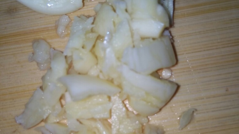 辣椒香菇蒜爆火腿,蒜切成蒜末👇