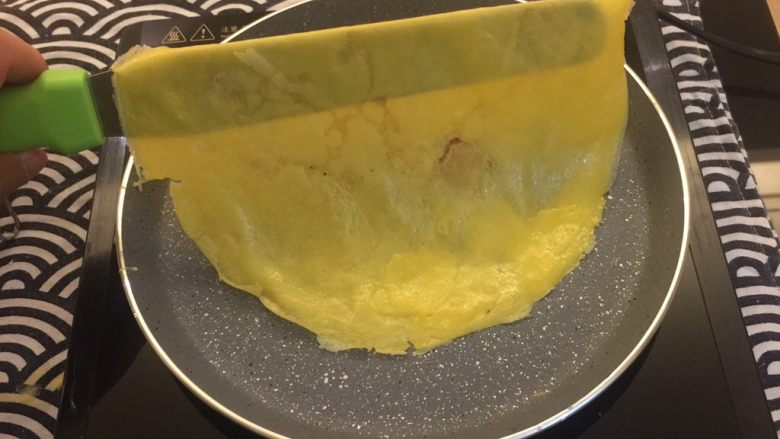 黄金椰蓉奥利奥千层蛋糕,一定要用小火煎饼皮,每张饼皮都需要2分钟左右;