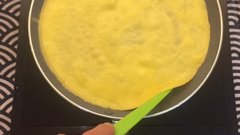黄金椰蓉奥利奥千层蛋糕,饼皮拿下来的时候可以用工具刮一刮边缘,让饼皮自动脱落;