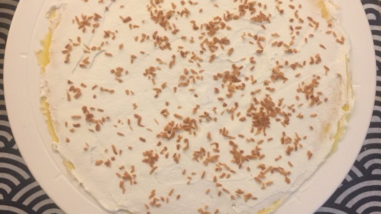 黄金椰蓉奥利奥千层蛋糕,撒上适量的黄金椰粒;
