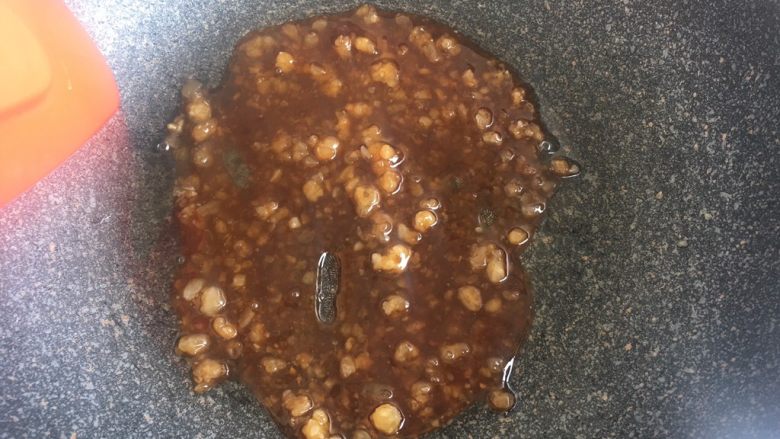 笋干啤酒炖肉,小火把糖炒化 成茶色
