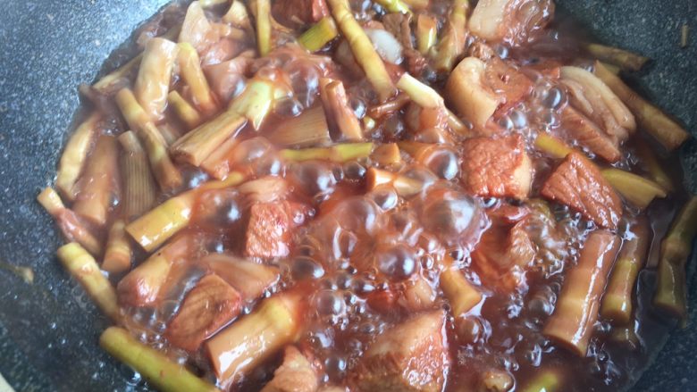 笋干啤酒炖肉,锅内翻炒均匀 然后大火收汁