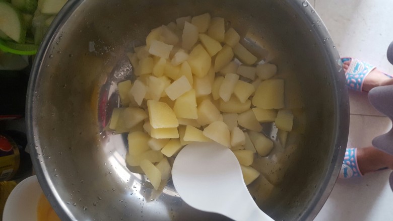风味土豆饼,煮熟捞出,用铲子捻成泥