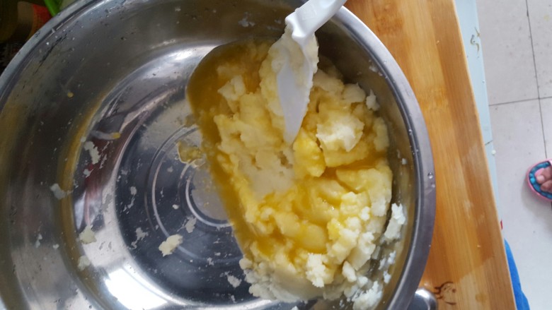 风味土豆饼,把搅拌好的鸡蛋倒入土豆泥中,搅拌均匀