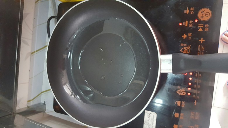 风味土豆饼,热锅,放入油