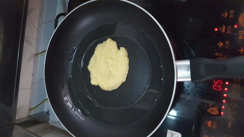 风味土豆饼,油热后,放入土豆泥