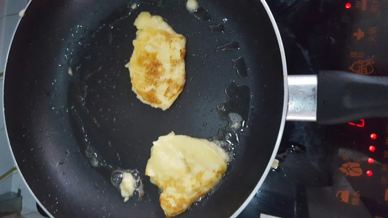 风味土豆饼,翻过来,再加热,成出