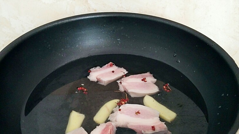 豇豆卤肉焖饭,锅中注水,放入五花肉,<a style='color:red;display:inline-block;' href='/shicai/ 134659'>花椒粒</a>,姜片辍水去除血沫,这一步很关键,不建议省略