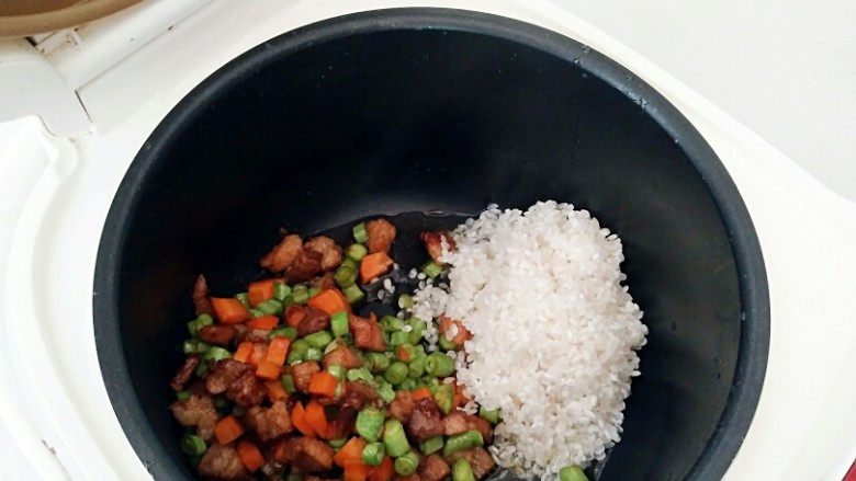 豇豆卤肉焖饭,电饭煲加入大米,蔬菜肉丁。