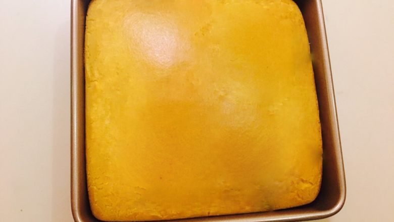 烫面蛋糕,用牙签戳一下蛋糕中心部位,牙签取出后干净无残渣,蛋糕就烤好了。出炉模具摔打几下震出热气。