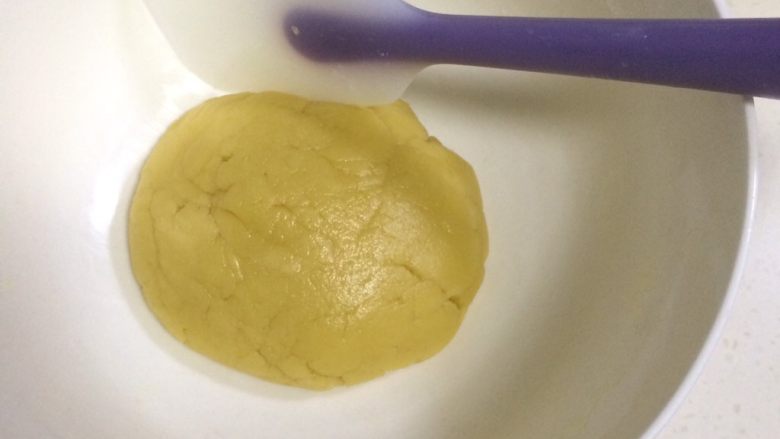 椰子挞,用刮刀翻拌成面团,这样饼皮就完成了,放一旁醒发备用。