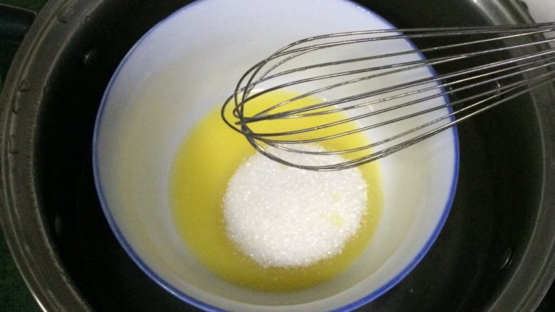 椰子挞,黄油隔热水至溶化,加入细砂糖搅拌均匀。