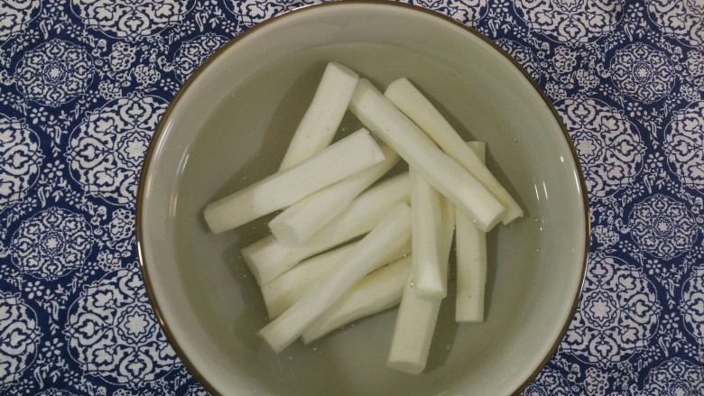 金枝糖醋山药,放进凉水泡10分钟,去除粘液。