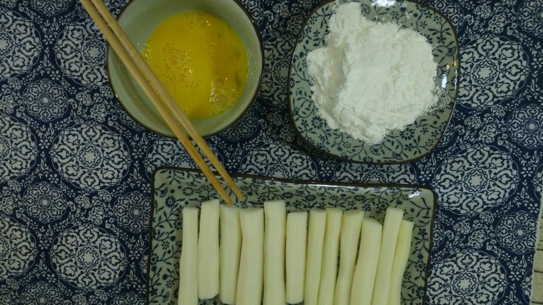 金枝糖醋山药,铁棍山药粘一层淀粉,一层<a style='color:red;display:inline-block;' href='/shicai/ 9'>鸡蛋</a>液。