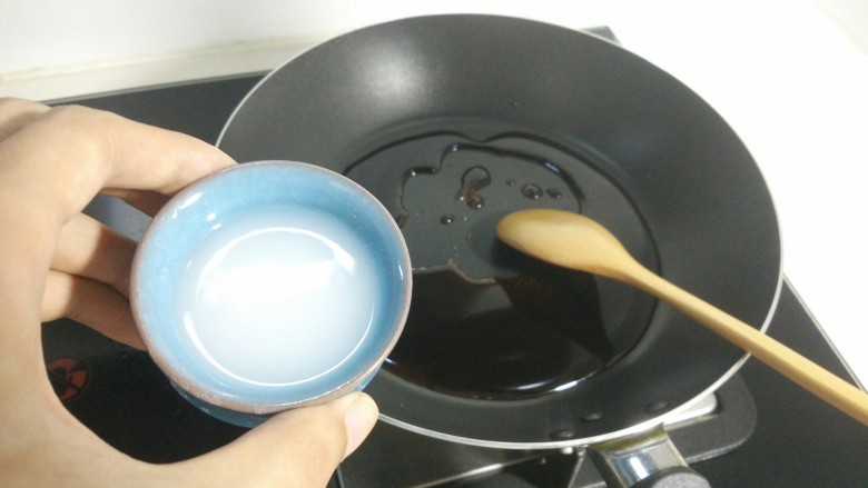 金枝糖醋山药,水淀粉,醋,<a style='color:red;display:inline-block;' href='/shicai/ 788'>生抽</a>,糖,倒进锅里大火烧开。