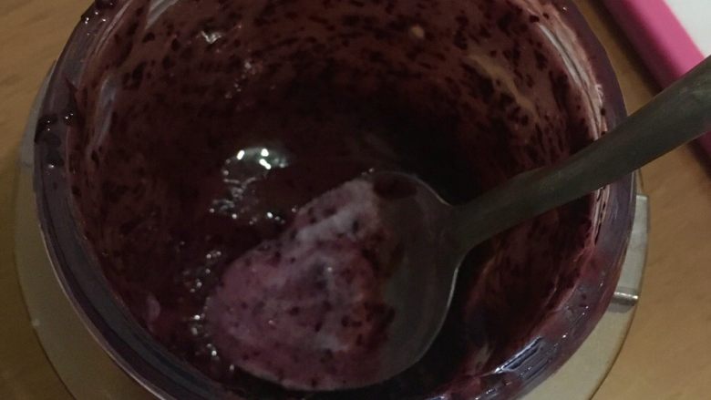 格兰诺拉麦片水果酸奶smoothie,
打成泥后的蓝莓