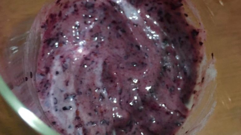 格兰诺拉麦片水果酸奶smoothie,杯里放酸奶,然后加蓝莓泥混合,随你喜好任意混合