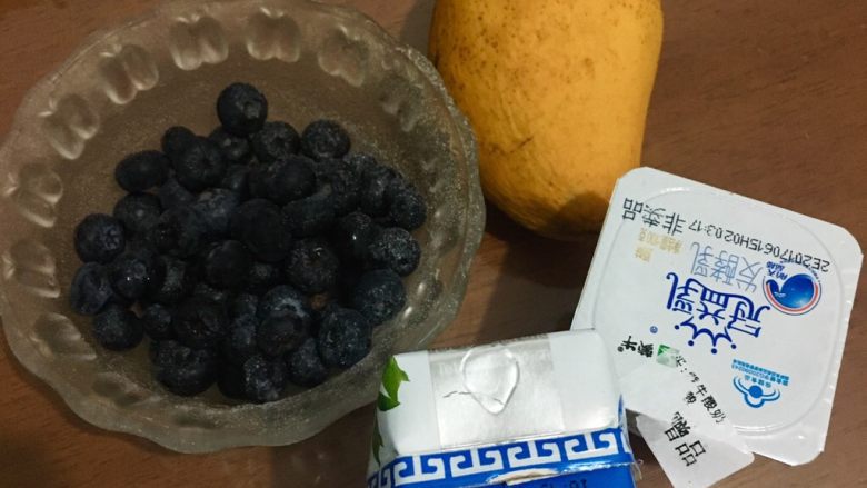 格兰诺拉麦片水果酸奶smoothie,然后重复步骤,加酸奶加<a style='color:red;display:inline-block;' href='/shicai/ 598'>芒果</a>,