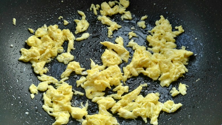 蛋炒饭,倒入蛋液用筷子抄炒，盛碗中。