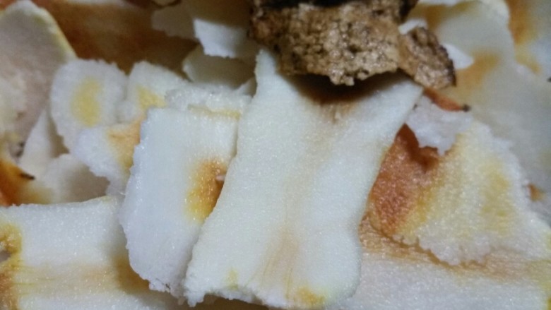 猪骨煲土茯苓,洗干净材料备用